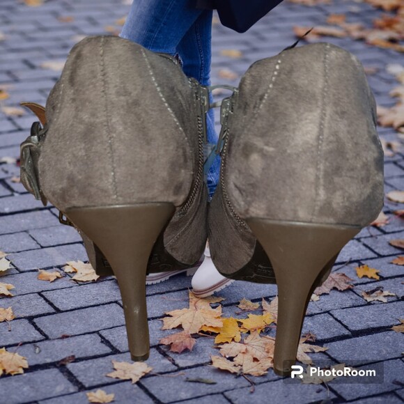Fergalicious by Fergie Heels Gray‎ Suede Size 7.5 - Picture 3 of 4